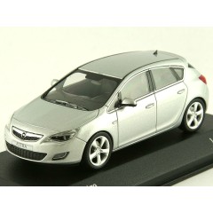 1:43 Масштабная модель Opel Astra J Limousine 2011 Argonsilber