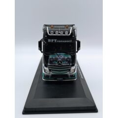1:43 Масштабная модель седельный тягач MERCEDES BENZ Actros MP4 #77 "AMG Petronas F1 Team" 2012 Silver/Green/Black