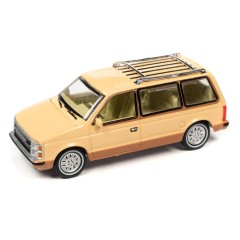 1:64 Масштабная модель Auto World 1985 Plymouth Voyager Minivan Cream