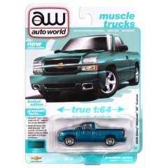1:64 Масштабная модель Auto World Premium 2005 Chevy Silverado SS Blue