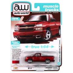 1:64 Масштабная модель Auto World Premium 2005 Chevy Silverado SS Red