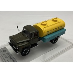 1:43 Масштабная модель Автомобиль-цистерна АЦПТ-3,3 (53А) "Молоко", 1973 г.