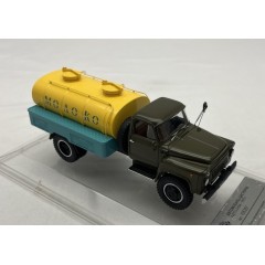 1:43 Масштабная модель Автомобиль-цистерна АЦПТ-3,3 (53А) "Молоко", 1973 г.