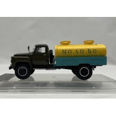 1:43 Масштабная модель Автомобиль-цистерна АЦПТ-3,3 (53А) "Молоко", 1973 г.