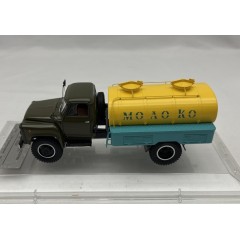 1:43 Масштабная модель Автомобиль-цистерна АЦПТ-3,3 (53А) "Молоко", 1973 г.
