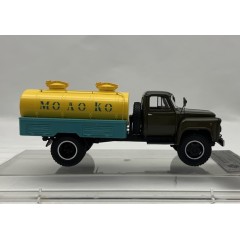 1:43 Масштабная модель Автомобиль-цистерна АЦПТ-3,3 (53А) "Молоко", 1973 г.