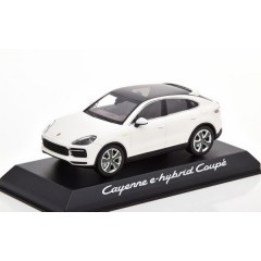 1:43 Масштабная модель Porsche Cayenne Turbo S e-hybrid Coupe (white)