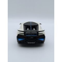 1:24 Масштабная модель BUGATTI DIVO Special Edition белый с голубым