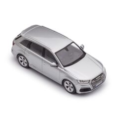 1:43 Масштабная модель Audi Q7 Quattro S-Line 2015 серебристый