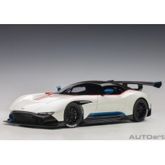1:18 Масштабная модель Aston Martin Vulcan - 2015 (stratus white with blue and red stripes)