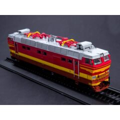 1:87 Наши поезда №3 - Пассажирский электровоз ЧС4Т + рельс-подставка