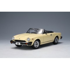 1:18 Масштабная модель Fiat 124 Spider (Creme) American Version