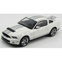 1:18 Масштабная модель Ford Shelby Mustang GT500 2010 Performance White/Silver Stripes