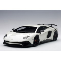 1:18 Масштабная модель Lamborghini Aventador LP750-4 SV 2015 (matt white)
