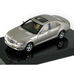 1:43 Масштабная модель Mercedes-Benz S500 SWB 2005 (Cubanit Silver)