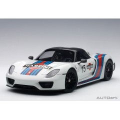 1:18 Масштабная модель Porsche 918 Spyder Weissach Package 2013 (white, martini livery)