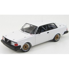 1:18 Масштабная модель Volvo 240 Turbo Plain Body Version (White)