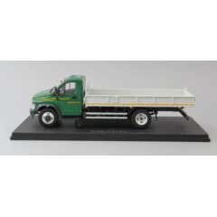 1:43 Масштабная модель ГАЗон C41R31 бортовой с тентом, зеленый / серый