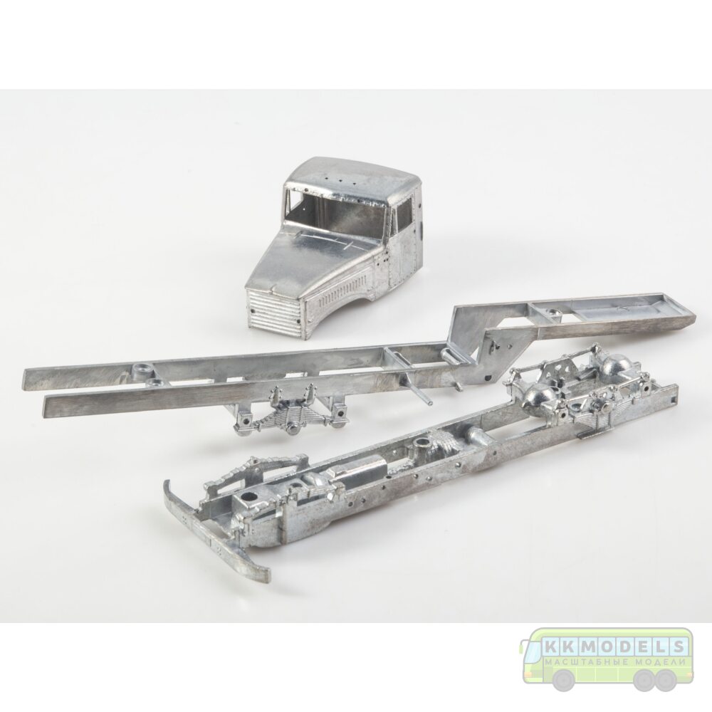 1:43 Сборная модель КРАЗ-258Б1 с полуприцепом ТЗ-22