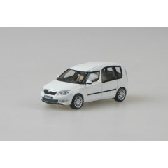 1:43 Масштабная модель Skoda Roomster II (facelift) 2013 White Candy Uni