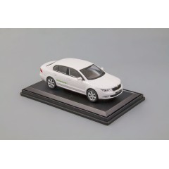 1:43 Масштабная модель Skoda Superb II (2008) White Green Line
