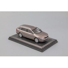 1:43 Масштабная модель Skoda Superb II Combi 2010 Purple ametyst metallic