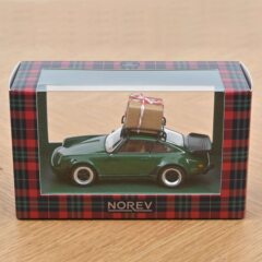 1:43 Масштабная модель PORSCHE 911 Turbo (Рождественский подарок на крыше) 1978 Green Christmas