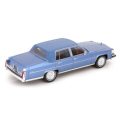 1:18 Масштабная модель CADILLAC Fleetwood Brougham 1982 Light Blue Metallic