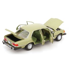 1:18 Масштабная модель MERCEDES-BENZ 450 SEL 6.9 (W116) US-version 1979 Middle Green (из т/с "Даллас")