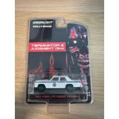 1:64 Масштабная модель Ford LTD Crown Victoria Police 1983 (Полиция из к/ф Терминатор 2: Судный день) с зелеными элементами (Специальное издание)