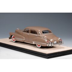 1:43 Масштабная модель CADILLAC Sixty Special 1942 Pawnee Beige