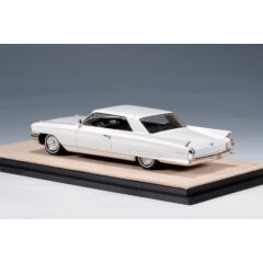1:43 Масштабная модель CADILLAC Coupe Deville 1962 Olympic White