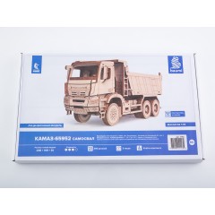 1:35 Сборная модель КАМАЗ-65952 самосвал