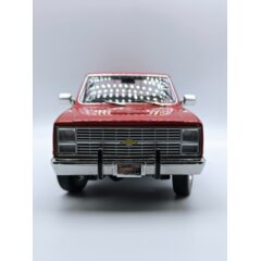 1:18 Масштабная модель CHEVROLET K10 Silverado пикап 1984 Apple Red/Midnight Black