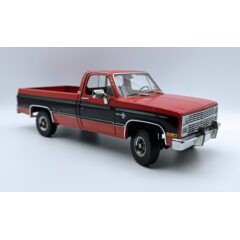 1:18 Масштабная модель CHEVROLET K10 Silverado пикап 1984 Apple Red/Midnight Black