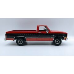 1:18 Масштабная модель CHEVROLET K10 Silverado пикап 1984 Apple Red/Midnight Black