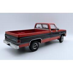 1:18 Масштабная модель CHEVROLET K10 Silverado пикап 1984 Apple Red/Midnight Black