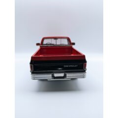 1:18 Масштабная модель CHEVROLET K10 Silverado пикап 1984 Apple Red/Midnight Black
