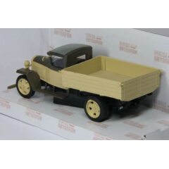 1:43 Масштабная модель Горький ММ (1946), бежевый с коричневым