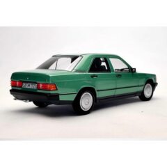 1:18 Масштабная модель MERCEDES-BENZ 190E (W201) 1982 Green Metallic