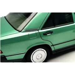 1:18 Масштабная модель MERCEDES-BENZ 190E (W201) 1982 Green Metallic