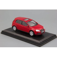 1:43 Масштабная модель Volkswagen Golf IV (red) в боксе