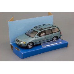 1:43 Масштабная модель Volkswagen Passat B5 Variant (light blue)