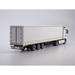 1:43 Масштабная модель КАМАЗ-54901 с полуприцепом НЕФАЗ-93341