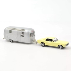 1:43 Масштабная модель FORD Mustang 1968 Yellow + кемпер-трейлер Airstream Caravan
