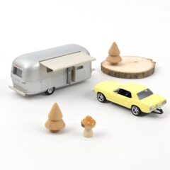 1:43 Масштабная модель FORD Mustang 1968 Yellow + кемпер-трейлер Airstream Caravan
