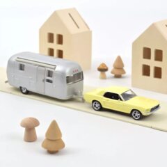 1:43 Масштабная модель FORD Mustang 1968 Yellow + кемпер-трейлер Airstream Caravan