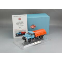 1:43 Комплект из двух Автомобилей Поливомоечных «ПМ-130Б» - 1973 г. Москва