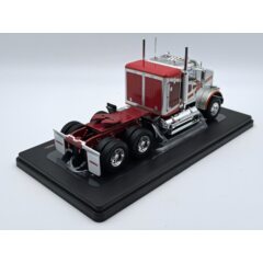 1:43 Масштабная модель седельный тягач FREIGHTLINER FLC 120 64 T со спальником 1977 Silver/Red