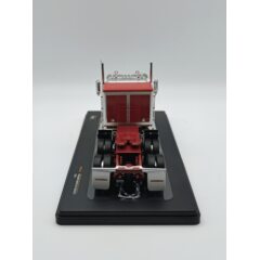 1:43 Масштабная модель седельный тягач FREIGHTLINER FLC 120 64 T со спальником 1977 Silver/Red